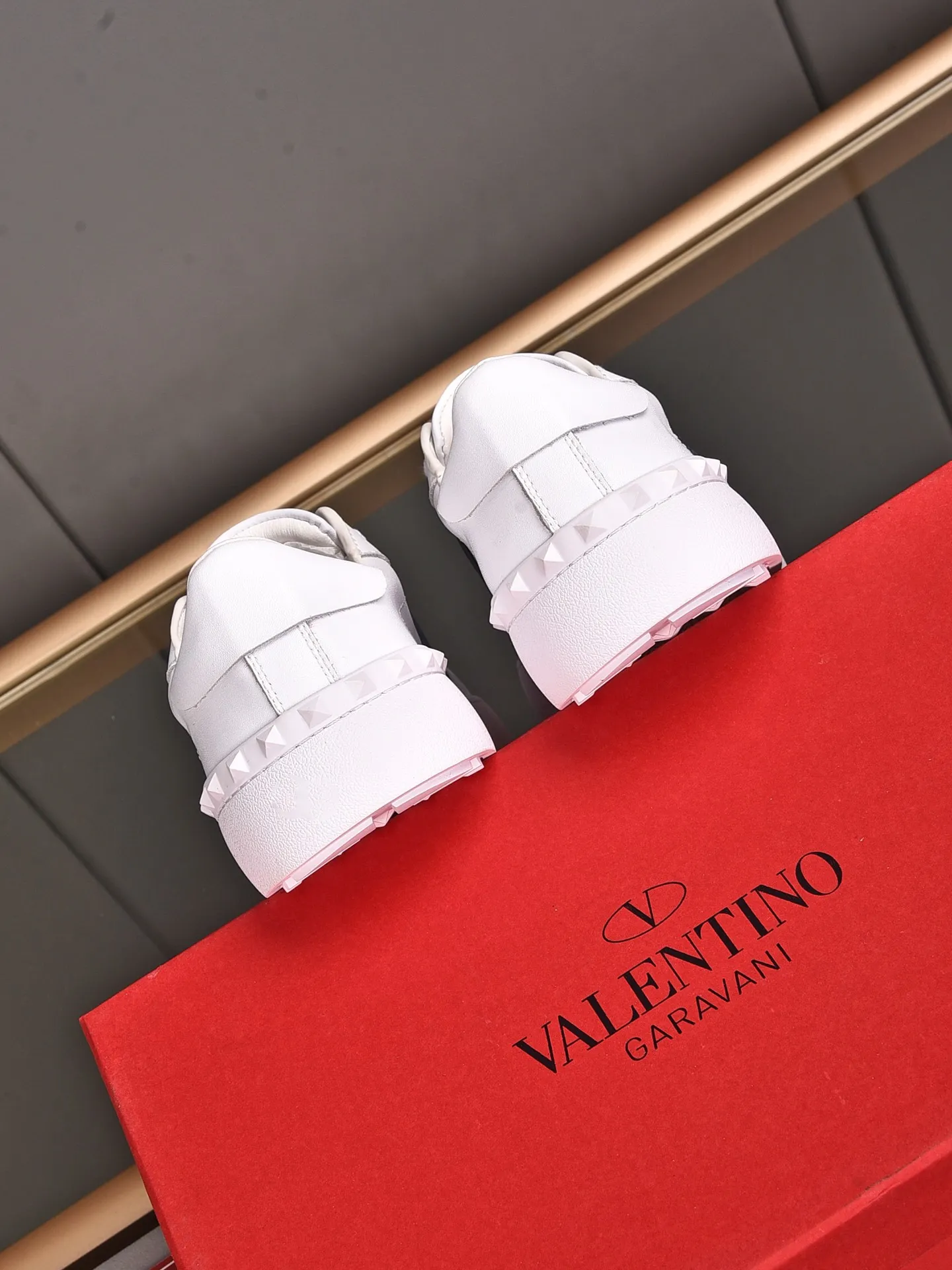 Men's shoes 440💰 (men and women couples) Valentino classic color matching series casual shoes. Made with heavy craftsmanship, good products pay attention to every detail. A must-have trendy item that can be worn all year round, it has been worn by many celebrities and Internet celebrities~~Imported cowhide surface, unique design concept, sheepskin lining, counter quality. Women’s clothing 35-40. Men’s clothing 39-44, 45-46 (returns and exchanges are not supported for custom-made items)